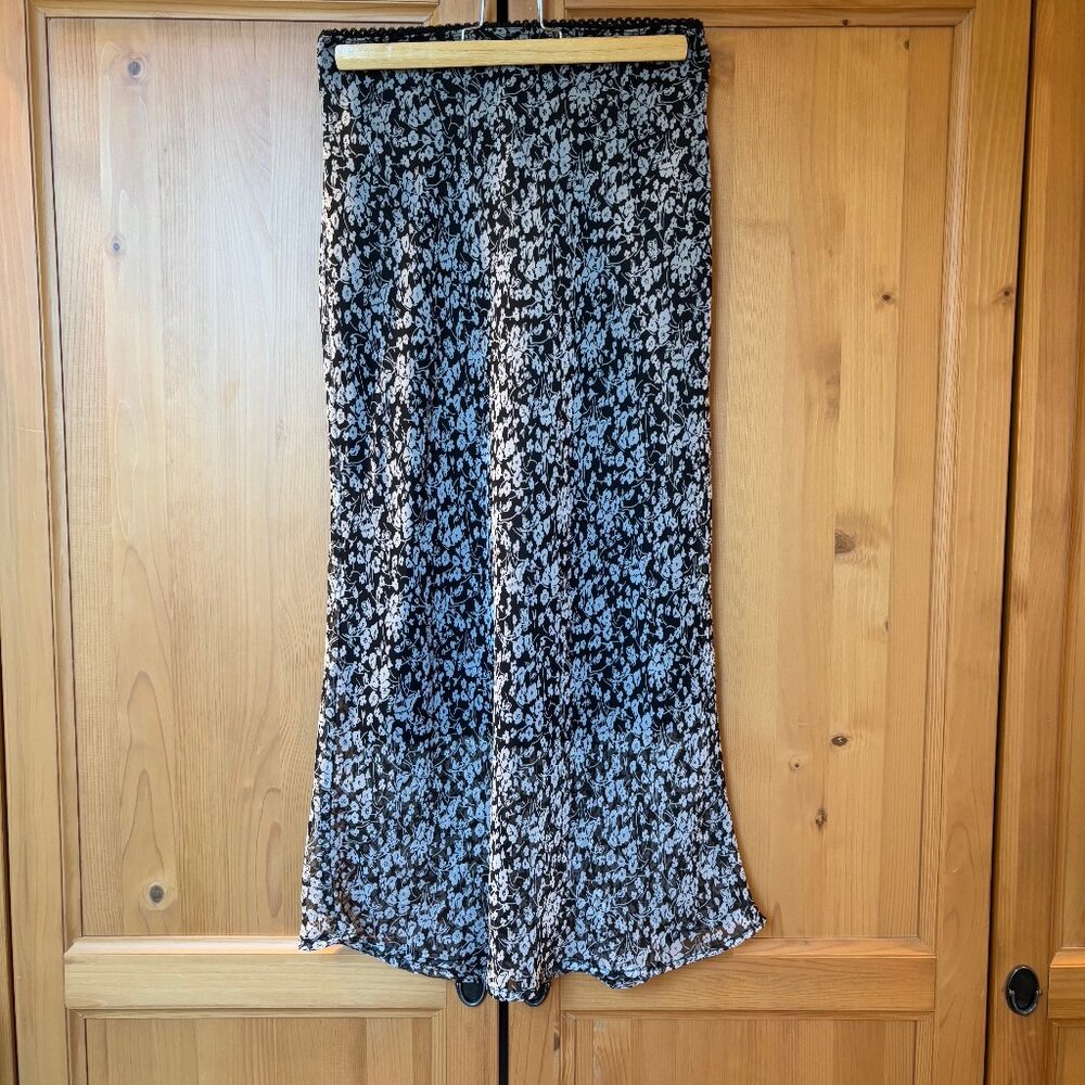 🛍️✨ 3 for $20 Closet Sale ✨🛍️ Floral pattern midi skirt
